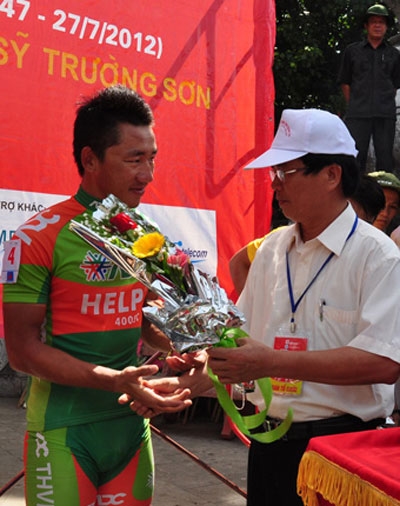 Đồng chí Nguyễn Hữu Thắng, GĐ Sở VH-TT tỉnh Quảng trị trao giải 3