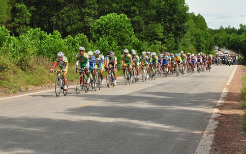 Các VĐV tăng tốc trên đường Hồ Chí Minh