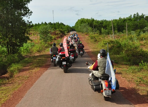 Đoàn đua đi qua quê hương Đại tướng Võ Nguyên Giáp