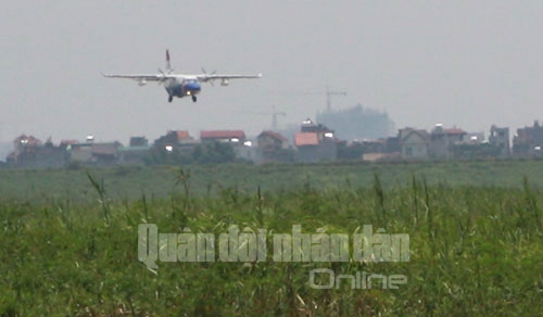 Máy bay CASA - 212-400 sau chuyến hành trình dài qua 15 nước với 10 lần hạ cánh đã về tới Việt Nam an toàn.