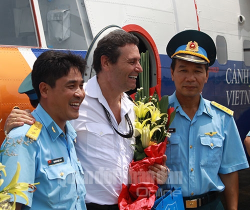 Thượng tá Nguyễn Hoài Thủy (người bên trái), Phi đội trưởng phi đội CASA-212 thuộc Trung đoàn 918, vui mừng khi gặp lại người thầy Tây Ban Nha dạy bay của mình trong kíp phi công lái CASA - 212-400.