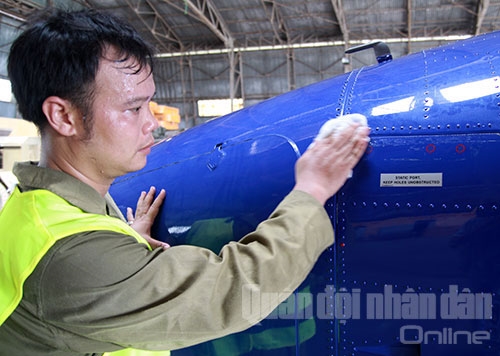 Những giọt mồ hôi vất vả trong quá trình bảo quản máy bay mới.