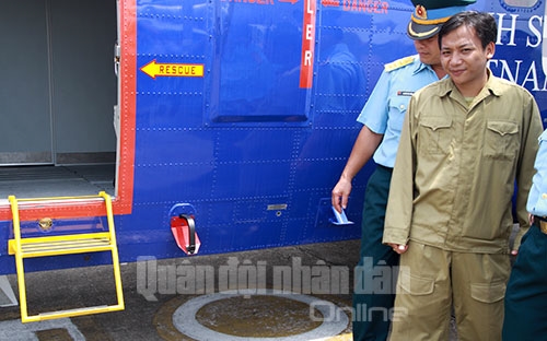 Do đặc thù là máy bay quân sự nên khi quá cảnh qua các nước, toàn bộ các thiết bị trinh sát của CASA - 212-400 đều phải tháo rời và chuyển trước về Việt Nam. Trong ảnh, Thượng úy Đào Việt Hưng, Phó đại đội trưởng Đại đội CASA-212, Trung đoàn 918 giới thiệu sơ qua về một số tính năng cơ bản của hệ thống giám sát MSS-6000.