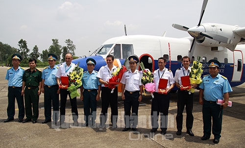 Trung tướng Phạm Đức Lĩnh, Cục trưởng Cục Cảnh sát biển Việt Nam (người đứng thứ 4 từ bên phải sang) và đại diện Quân chủng PKKQ, Trung Đoàn 918 tiếp kíp phi công Tây Ban Nha điều khiển CASA - 212-400 về Việt Nam.
