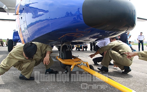 Ngay trong lễ tiếp nhận, đơn vị kỹ thuật mặt đất của Trung Đoàn 918 đã bắt tay ngay vào việc kiểm tra tình trạng máy bay.