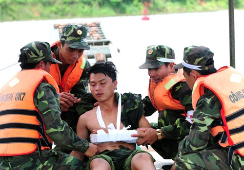 Sơ cứu và đưa người bị nạn về nơi an toàn.