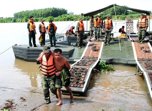 Kết thúc buổi tập, đưa “bệnh nhân” về tuyến sau.
