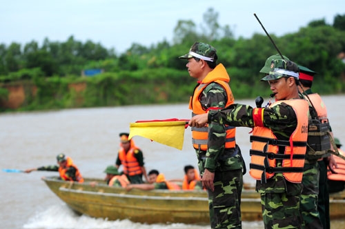 Chỉ huy, điều hành các lực lượng đến vị trí.