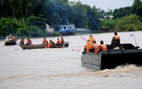 Các lực lượng tham gia tìm kiếm nạn nhân bị lũ cuốn trôi