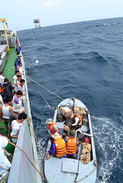 Đưa quà Tết xuống ca nô nhỏ.