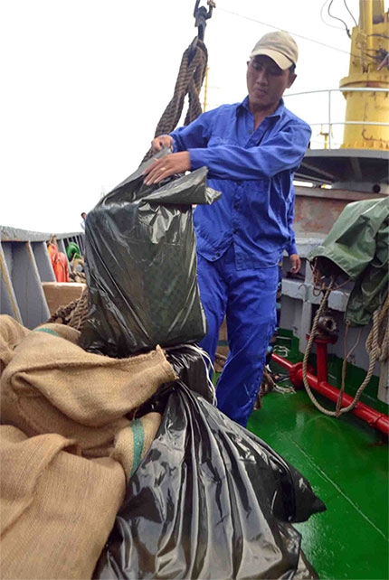 Hàng Tết trước khi đưa lên nhà giàn được đóng gói cẩn thận.