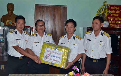 Lãnh đạo Vùng 2 Hải quân tặng quà Tết cho nhà giàn DK1/18.