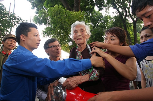 Cụ Tám, 110 tuổi, thường trú tại 15 Chợ Gạo, Hà Nội được cháu đưa đến viếng Đại tướng.