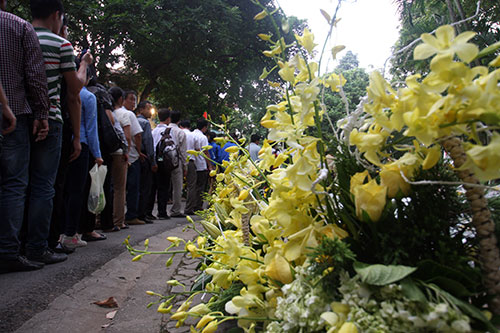 Dòng hoa, biển người vẫn hướng về  Đại tướng