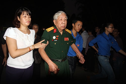 Đại tá Lê Ngọc Khuê, nguyên cán bộ Cục Tuyên huấn, TCCT, chống nạng đến viếng Đại tướng.