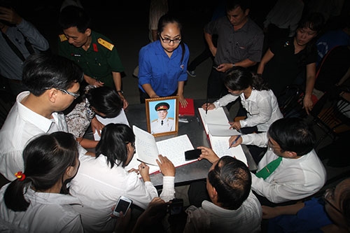 Đồng bào lưu lại những cảm xúc đối với Đại tướng vào sổ tang.