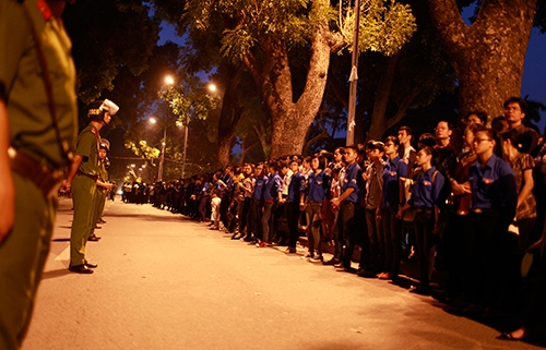 Mặc dù đã 19 giờ, nhưng vẫn còn rất nhiều người dân đứng chờ.