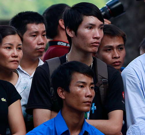 Nhiều người đã không thể vào viếng Đại tướng, đành phải đứng ở ngoài nhìn vào.