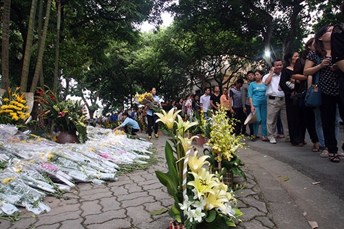Hoa tươi! Hoa của tấm lòng nhân dân dâng lên Đại tướng Tổng Tư lệnh.