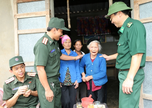 Bộ đội Biên phòng đón nhận tình cảm của người dân địa phương.