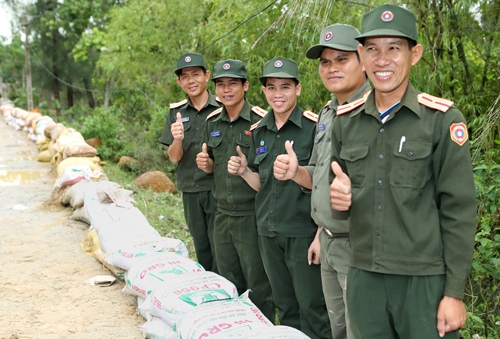 Niềm vui của Thiếu úy Xiêng my Đa la (người đứng giữa) và đồng đội sau khi hoàn thành một đoạn bờ kè dài.