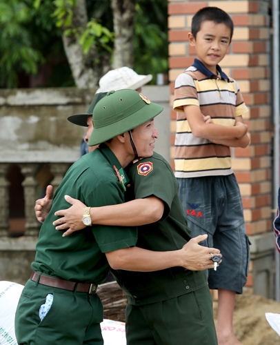 Những cái ôm chặt thể hiện tình đoàn kết giữa bạn và ta.