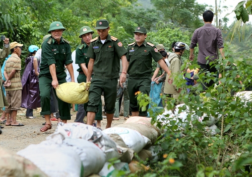 Cùng chung tay chuyển bao cát.