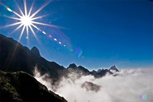 Gió và mây tạo nên những đợt sóng trùng điệp.