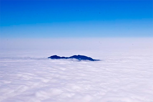 Thỉnh thoảng ta lại thấy đâu đó một hòn đảo nhô lên giữa biển mây trắng xóa.