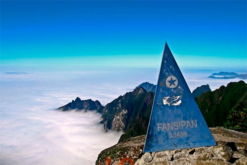Fansipan từ lâu luôn là điểm hẹn của những người ưa du lịch leo núi, mạo hiểm, và là nơi để thử thách chính bản thân mình. Fansipan ở mỗi thời điểm trong năm đều có vẻ đẹp riêng. Nhưng thời điểm mà dân du lịch hay chọn để chinh phục Fansipan là từ tháng 9 năm trước đến tháng 4 năm sau.