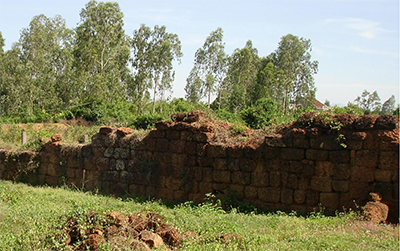 Bên chân thành Hoàng đế...