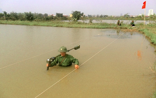 Việc dò tìm và trục vớt bom mìn còn sót lại gặp rất nhiều khó khăn và nguy hiểm.