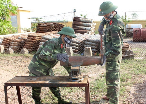 Xử lý bom mìn sót lại sau chiến tranh rất tốn kém và nguy hiểm cho cán bộ, chiến sĩ Công binh. Đây là hình ảnh một buổi phá hủy, xử lý bom, mìn, vật nổ do cán bộ Trung tâm Công nghệ xử lý bom mìn Binh chủng Công binh thực hiện.