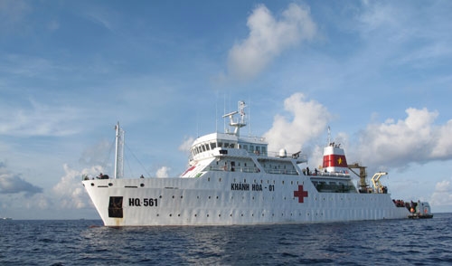Tàu HQ 561 chở đoàn công tác ra thăm và làm việc tại Trường Sa và Nhà giàn DK1.