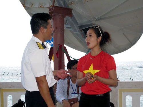 Giao lưu văn nghệ trên đảo Đá Lớn.