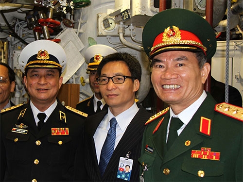 Từ trái qua: Thứ trưởng Bộ quốc phòng, Tư lệnh Quân chủng Hải quân, Đô đốc Nguyễn Văn Hiến; Bộ trưởng, Chủ nhiệm văn phòng Chính phủ Vũ Đức Đam; Thứ trưởng Bộ quốc phòng Trương Quang Khánh bên trong tàu ngầm Hà Nội.