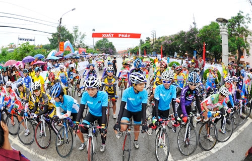 Các tay đua nữ chuẩn bị bước vào cuộc đua.