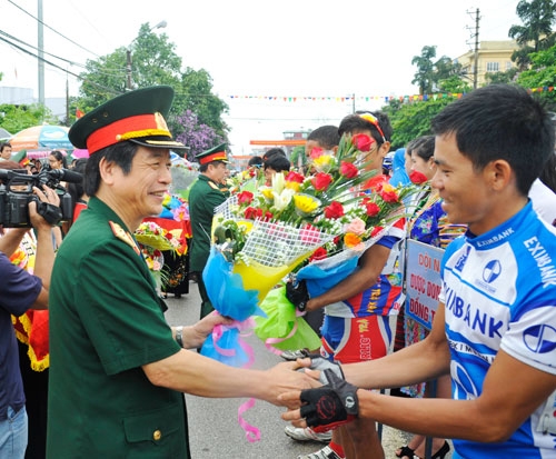 Trung tướng Lê Phúc Nguyên, Tổng Biên tập Báo QĐND, Trưởng ban tổ chức Cuộc đua tặng hoa động viên các cua-rơ trước khi bước vào chặng 6.