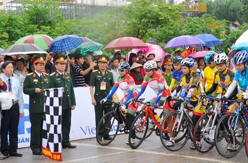 Thượng tướng Nguyễn Thành Cung, Uỷ viên TƯ Đảng, Uỷ viên Thường vụ Quân ủy TƯ, Thứ trưởng Bộ Quốc phòng; Trung tướng Nguyễn Trọng Nghĩa, Phó chủ nhiệm Tổng cục Chính trị - phát hiệu lệnh xuất phát cho các VĐV nữ tranh tài.