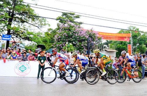 Chặng 6, các VĐV thi đấu vòng quanh trên đường Võ Nguyên Giáp; các cua-rơ nam thi đấu 12 vòng (mỗi vòng 2,4km) các cua-rơ nữ thi đấu 9 vòng.