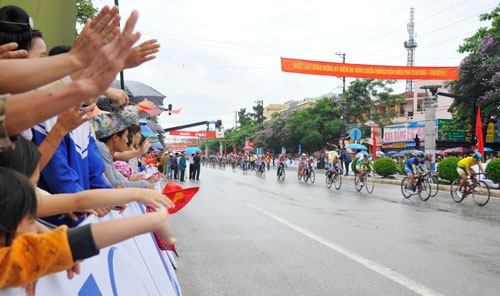 Khán giả chật cứng 2 bên đường mang tên Đại tướng Võ Nguyên Giáp để chứng kiến cuộc đua hấp dẫn của các cua-rơ.