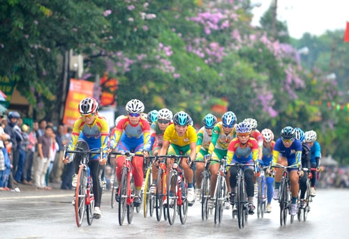 Các cua-rơ bám đuổi quyết liệt trong mưa.