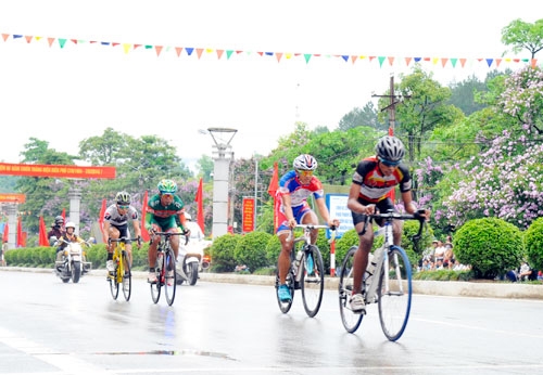 Đội nam cũng tung hết sức cho chặng 6, các cua-rơ liên tục tấn công tạo nên những màn rượt đuổi tốc độ .