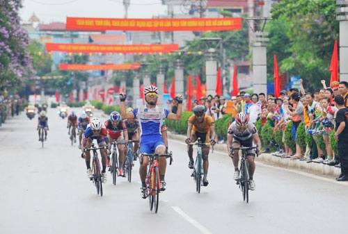 VĐV Lê Văn Duẩn của đội Suken Sao Việt TP Hồ Chí Minh chứng tỏ ngôi vương trong những bước nước rút giành giải nhất chặng 6.