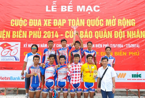 Đội Domeco Đồng Tháp 1 đoạt cúp đồng đội.