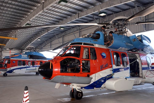 Kiểm tra bảo dưỡng máy bay EC 225, một trong những loại máy bay bay biển đường dài hiện đại nhất trên thế giới.