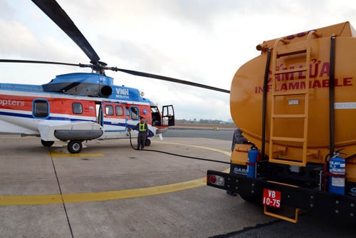 Nạp dầu chuẩn bị cho một chuyến bay đường dài.