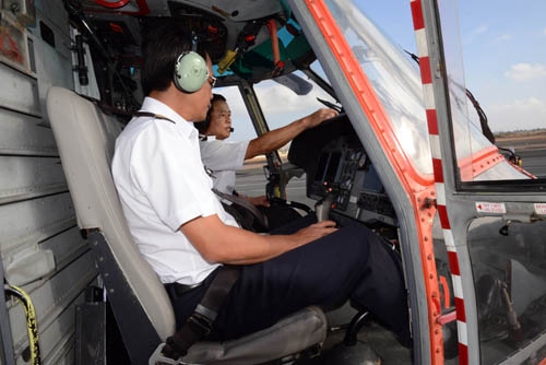 Phi công kiểm tra, tiếp thu máy bay trước giờ thực hiện nhiệm vụ.