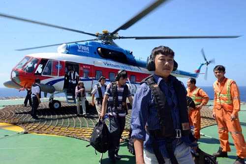 Đưa hành khách ra giàn khoan dầu khí.