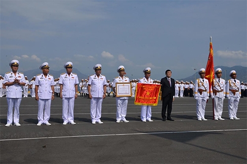 Chủ tịch nước trao cờ Anh hùng LLVTND thời kỳ đổi mới cho đại diện Quân chủng Hải quân.